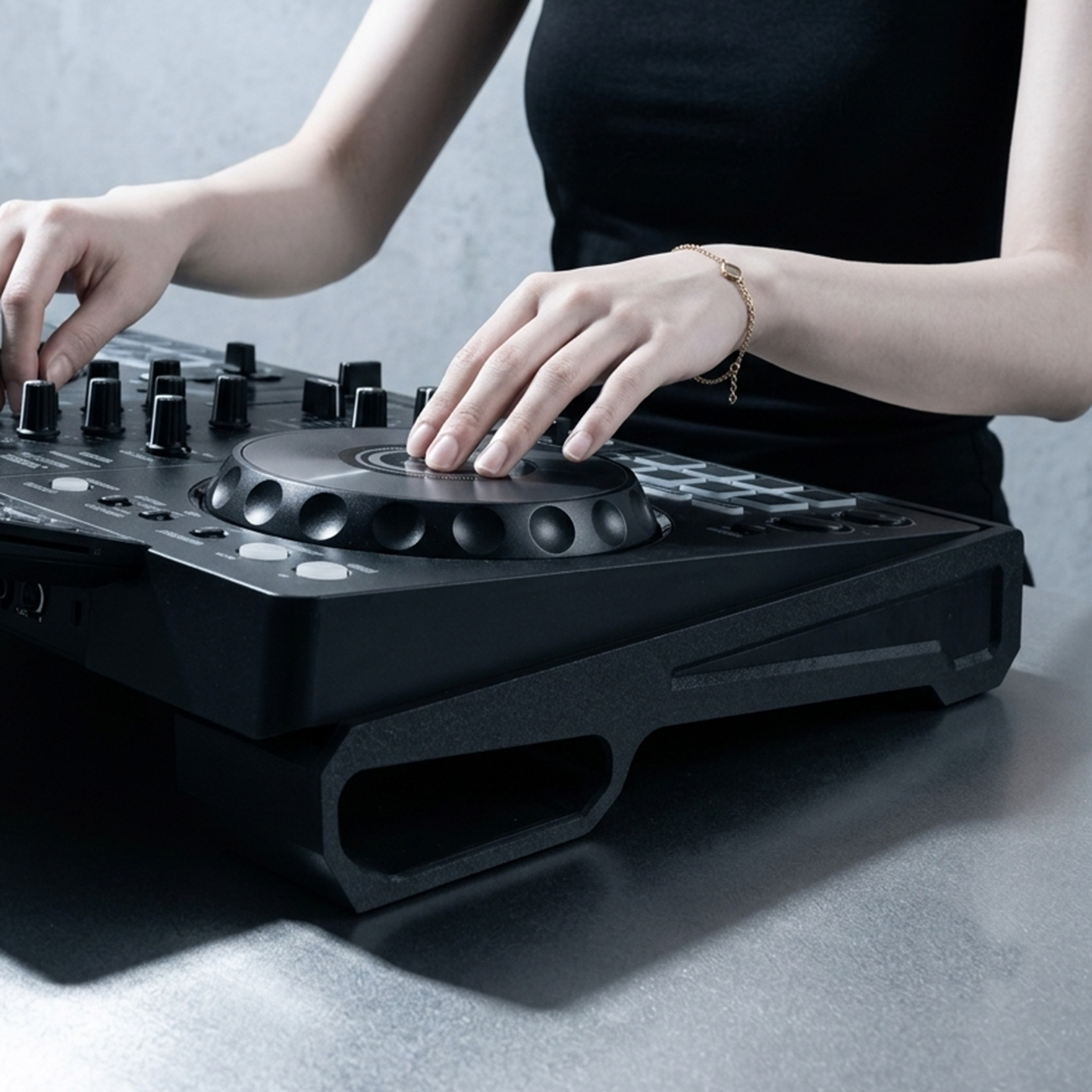 Dj Turntable Direct Drive - DJコントローラースタンドライザー、パイオニアDDJ-FLX4用、滑り止めベースホルダー、滑り止めパッド付き高さ調整ブラケット、DJ機器アクセサリー
